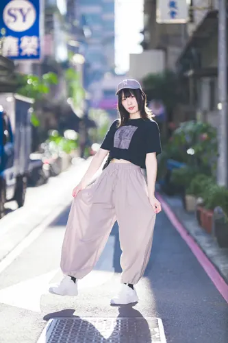 フリー写真, 人物（写真）, 女性（写真）, アジア人女性, 若い女性, ポートレイト, シリーズ（1546）, 台湾人, 帽子姿, 野球帽（キャップ）, Tシャツ姿, ズボン姿, Tシャツ姿, 片足を上げる, 全身（写真）