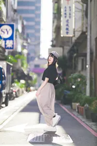 フリー写真 片足を上げながら後ろを振り返る台湾人女性