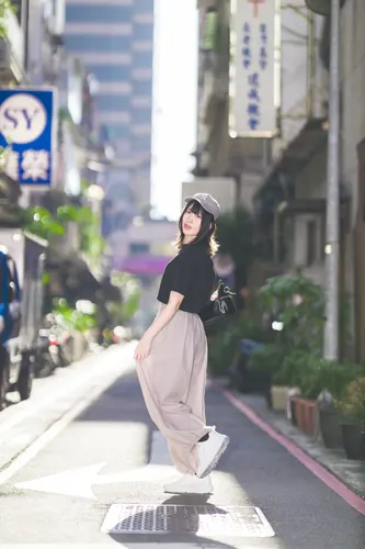 フリー写真, 人物（写真）, 女性（写真）, アジア人女性, 若い女性, ポートレイト, シリーズ（1546）, 台湾人, 帽子姿, 野球帽（キャップ）, Tシャツ姿, ズボン姿, Tシャツ姿, 片足を上げる, 全身（写真）