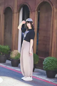 フリー写真 野球帽を被って路地に立つ台湾人女性