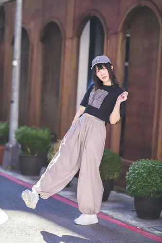 フリー写真, 人物（写真）, 女性（写真）, アジア人女性, 若い女性, ポートレイト, シリーズ（1546）, 台湾人, 帽子姿, 野球帽（キャップ）, Tシャツ姿, ズボン姿, Tシャツ姿, 全身（写真）, 片足を上げる