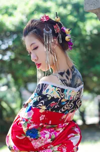 フリー写真 着物をずらして背中のタトゥーが見えるアジア人女性
