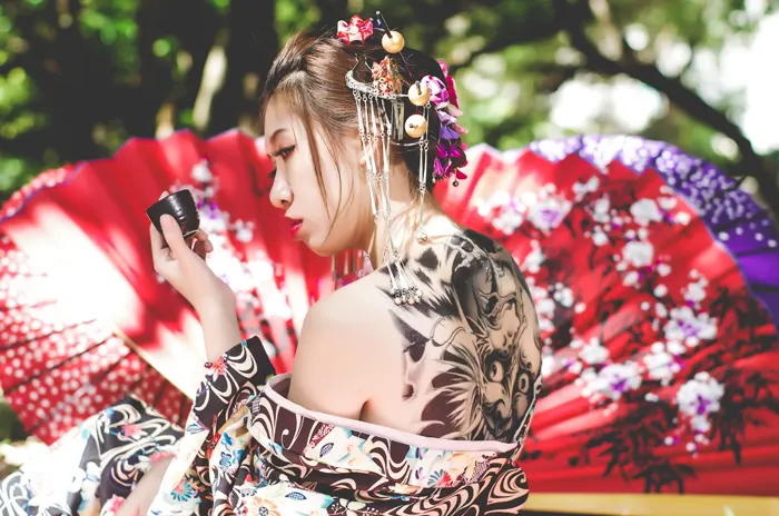 フリー写真, CC0 写真, 人物（写真）, 女性（写真）, アジア人女性, 若い女性, ポートレイト, 和服姿, 着物, タトゥー, 刺青（入れ墨）, お猪口（おちょこ）
