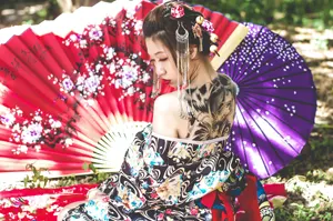 フリー写真 大きな扇子と和傘と背中にタトゥーがあるアジア人女性