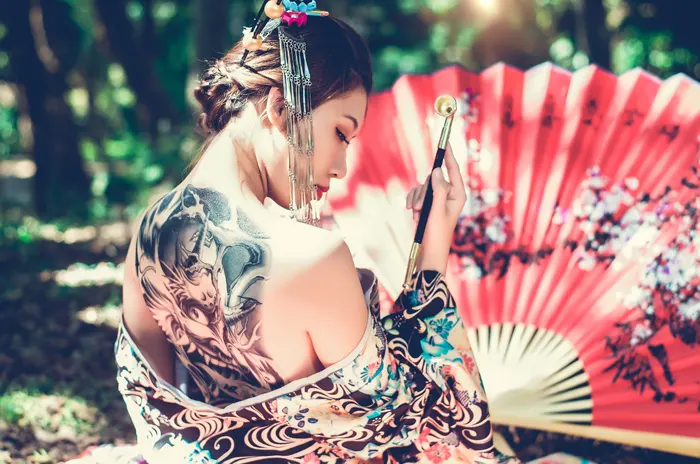 フリー写真, CC0 写真, 人物（写真）, 女性（写真）, アジア人女性, 若い女性, ポートレイト, 和服姿, 着物, タトゥー, 刺青（入れ墨）, 煙管（キセル）