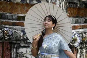 フリー写真 ワット・アルンにいる若い女性