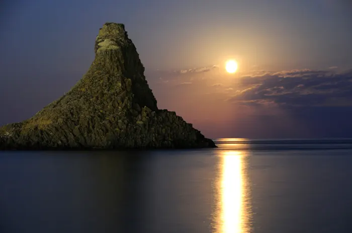 フリー写真, CC0 写真, 風景（写真）, 自然, 島, 岩山, 月, イタリア, 海