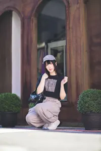 フリー写真 鞄を腕にかけてしゃがむ台湾人女性