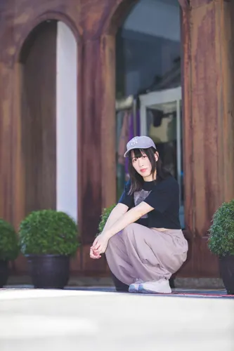 フリー写真, 人物（写真）, 女性（写真）, アジア人女性, 若い女性, ポートレイト, シリーズ（1546）, 台湾人, 帽子姿, 野球帽（キャップ）, Tシャツ姿, ズボン姿, しゃがむ