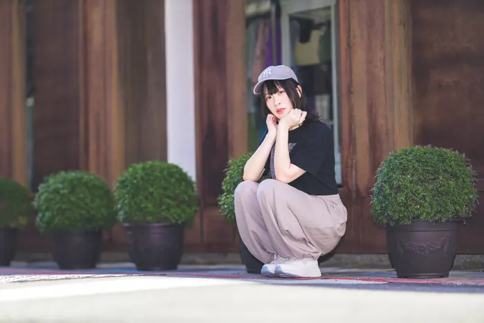 フリー写真, 人物（写真）, 女性（写真）, アジア人女性, 若い女性, ポートレイト, シリーズ（1546）, 台湾人, 帽子姿, 野球帽（キャップ）, Tシャツ姿, ズボン姿, しゃがむ, 顎に手を当てる