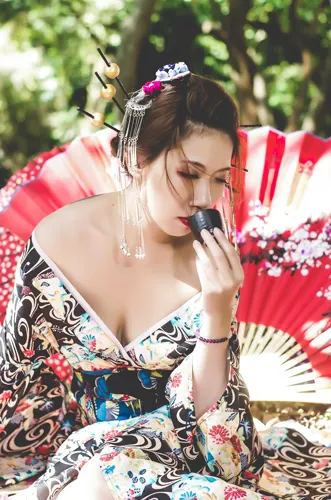 フリー写真, CC0 写真, 人物（写真）, 女性（写真）, アジア人女性, 若い女性, ポートレイト, 和服姿, 着物, 飲む, お酒（アルコール）, 日本酒, お猪口（おちょこ）