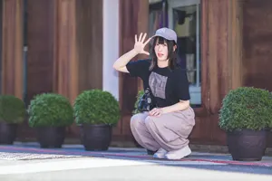 フリー写真 手を開いてしゃがむ台湾人女性