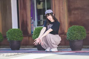 フリー写真 しゃがんで首を傾ける台湾人女性