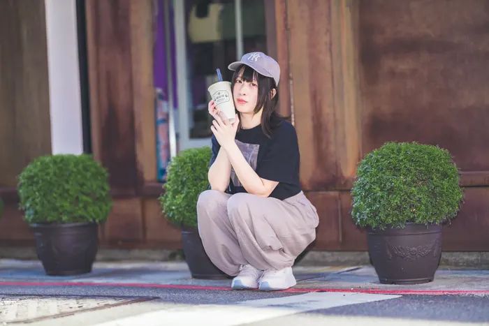 フリー写真, 人物（写真）, 女性（写真）, アジア人女性, 若い女性, ポートレイト, シリーズ（1546）, 台湾人, 帽子姿, 野球帽（キャップ）, Tシャツ姿, ズボン姿, しゃがむ