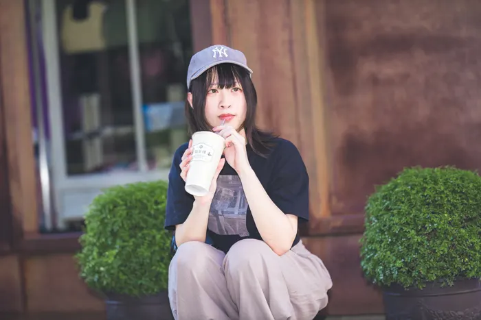 フリー写真, 人物（写真）, 女性（写真）, アジア人女性, 若い女性, ポートレイト, シリーズ（1546）, 台湾人, 帽子姿, 野球帽（キャップ）, Tシャツ姿, ズボン姿, しゃがむ