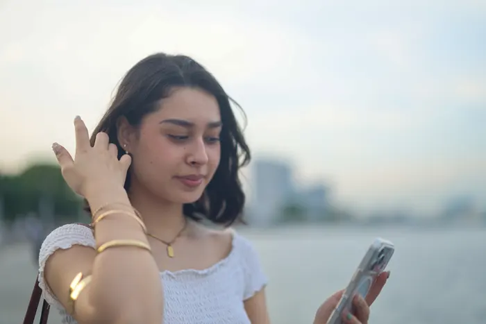 フリー写真, CC0 写真, 人物（写真）, 女性（写真）, アジア人女性, 若い女性, ポートレイト, 髪を触る, スマートフォン（スマホ）