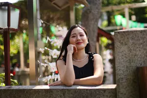 フリー写真 神社で頬杖をつく日本人女性