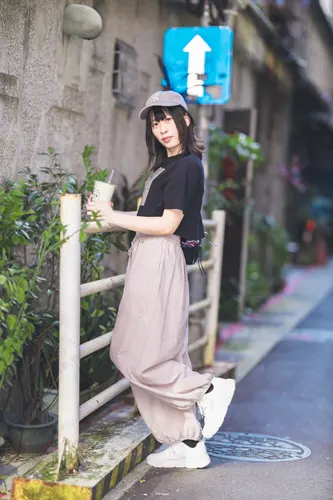 フリー写真, 人物（写真）, 女性（写真）, アジア人女性, 若い女性, ポートレイト, シリーズ（1546）, 台湾人, 帽子姿, 野球帽（キャップ）, Tシャツ姿, ズボン姿, 全身（写真）, 片足を上げる
