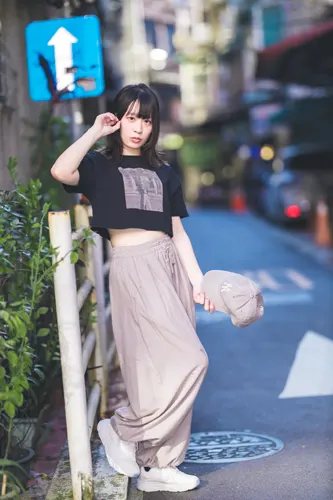 フリー写真, 人物（写真）, 女性（写真）, アジア人女性, 若い女性, ポートレイト, シリーズ（1546）, 台湾人, Tシャツ姿, ズボン姿, 全身（写真）, 野球帽（キャップ）