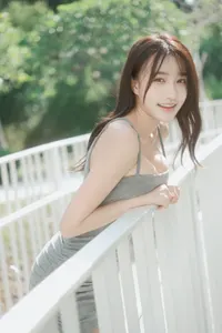 フリー写真 通路の柵に寄り掛かる台湾人女性
