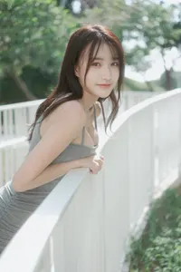 フリー写真 白色の柵に寄り掛かる台湾人女性