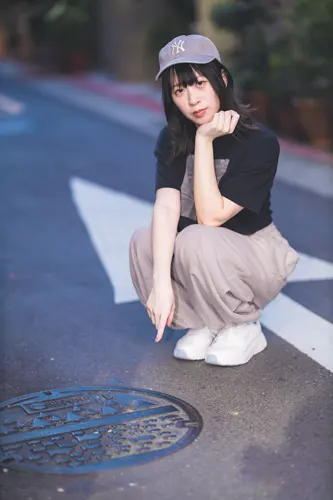 フリー写真, 人物（写真）, 女性（写真）, アジア人女性, 若い女性, ポートレイト, シリーズ（1546）, 台湾人, 帽子姿, 野球帽（キャップ）, Tシャツ姿, ズボン姿, しゃがむ, 顎に手を当てる, 指差す