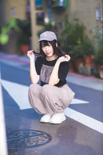 フリー写真, 人物（写真）, 女性（写真）, アジア人女性, 若い女性, ポートレイト, シリーズ（1546）, 台湾人, 帽子姿, 野球帽（キャップ）, Tシャツ姿, ズボン姿, しゃがむ, 髪を触る
