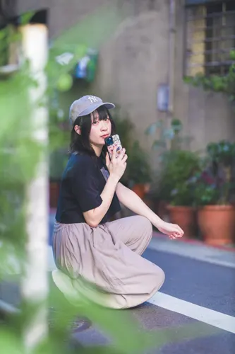 フリー写真, 人物（写真）, 女性（写真）, アジア人女性, 若い女性, ポートレイト, シリーズ（1546）, 台湾人, 帽子姿, 野球帽（キャップ）, Tシャツ姿, ズボン姿, しゃがむ, スマートフォン（スマホ）
