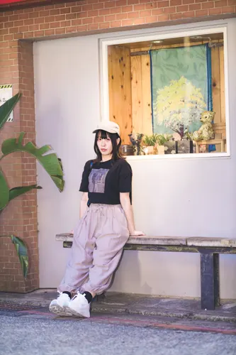 フリー写真, 人物（写真）, 女性（写真）, アジア人女性, 若い女性, ポートレイト, シリーズ（1546）, 台湾人, 帽子姿, 野球帽（キャップ）, Tシャツ姿, ズボン姿, ベンチに座る