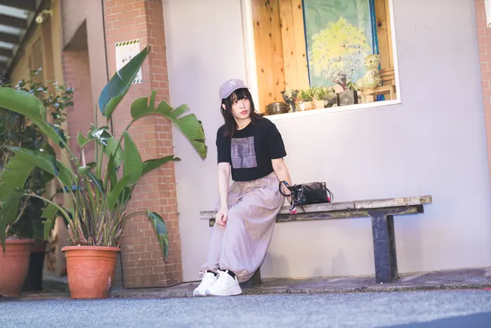 フリー写真, 人物（写真）, 女性（写真）, アジア人女性, 若い女性, ポートレイト, シリーズ（1546）, 台湾人, 帽子姿, 野球帽（キャップ）, Tシャツ姿, ズボン姿, ベンチに座る