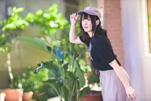 フリー写真 体を少し前に倒す台湾人女性