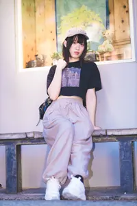 フリー写真 ベンチに座るキャップを被った台湾人女性