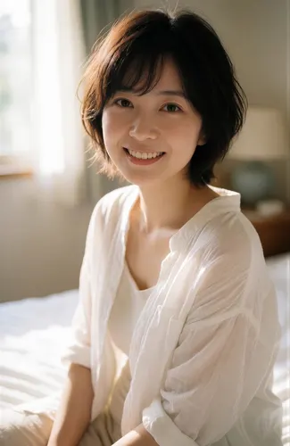 フリーAI画像, CC0 AI画像, 写真（AI画像）, 人物（AI画像）, 女性（AI画像）, アジア人女性, 若い女性, ポートレイト, ベッドに座る, ショートヘア