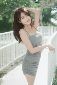 フリー写真 柵の前で頭に手を当てる台湾人女性