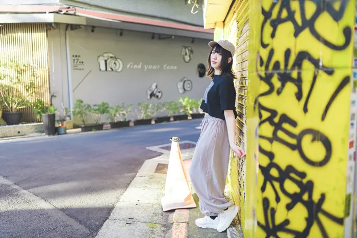 フリー写真, 人物（写真）, 女性（写真）, アジア人女性, 若い女性, ポートレイト, シリーズ（1546）, 台湾人, 帽子姿, 野球帽（キャップ）, Tシャツ姿, ズボン姿, 全身（写真）