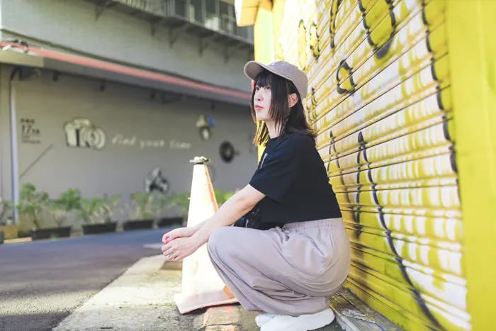 フリー写真, 人物（写真）, 女性（写真）, アジア人女性, 若い女性, ポートレイト, シリーズ（1546）, 台湾人, 帽子姿, 野球帽（キャップ）, Tシャツ姿, ズボン姿, しゃがむ