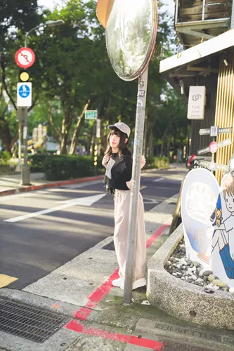 フリー写真, 人物（写真）, 女性（写真）, アジア人女性, 若い女性, ポートレイト, シリーズ（1546）, 台湾人, 帽子姿, 野球帽（キャップ）, Tシャツ姿, ズボン姿, 全身（写真）