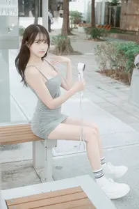フリー写真 ハンディファンをあてる台湾人女性