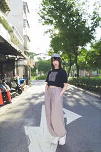 フリー写真 キャップを被ってズボンのポケットに手を入れる台湾人女性