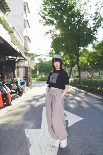 フリー写真, 人物（写真）, 女性（写真）, アジア人女性, 若い女性, ポートレイト, シリーズ（1546）, 台湾人, 帽子姿, 野球帽（キャップ）, Tシャツ姿, ズボン姿, 全身（写真）, ポケットに手を入れる