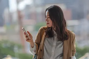 フリー写真 スマホを見ている日本人女性