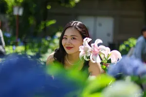 フリー写真 花とアジア人女性