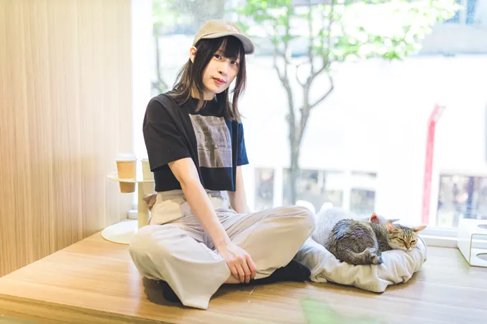 フリー写真, 人物（写真）, 女性（写真）, アジア人女性, 若い女性, ポートレイト, シリーズ（1546）, 台湾人, 床に座る, あぐらをかく, 人と動物, 猫（ネコ）, 帽子姿, 野球帽（キャップ）, Tシャツ姿, ズボン姿