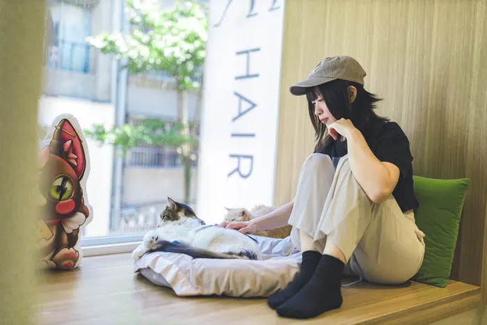 フリー写真, 人物（写真）, 女性（写真）, アジア人女性, 若い女性, ポートレイト, シリーズ（1546）, 台湾人, 人と動物, 猫（ネコ）, 帽子姿, 野球帽（キャップ）, 床に座る
