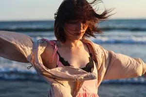 フリー写真 海の前で腕を広げる日本人女性