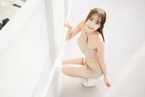フリー写真 ホルターネックのトップスとミニスカート姿でしゃがむ台湾人女性