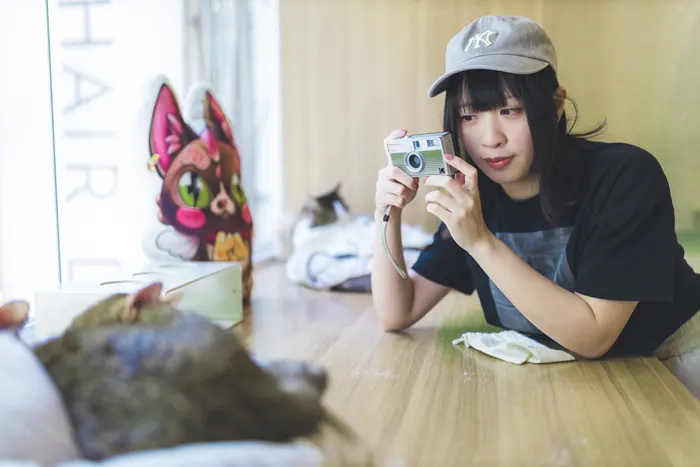 フリー写真, 人物（写真）, 女性（写真）, アジア人女性, 若い女性, ポートレイト, シリーズ（1546）, 台湾人, 人と動物, 帽子姿, 野球帽（キャップ）, 写真撮影, カメラ, コンデジ