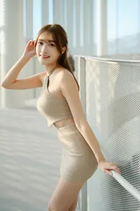 フリー写真 フェンスの前に立つ若い台湾人女性のポートレート