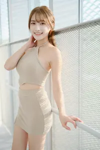 フリー写真 メッシュフェンスの前に立つセットアップの台湾人女性