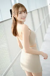 フリー写真 ニットのクロップトップとミニスカート姿で振り返る台湾人女性